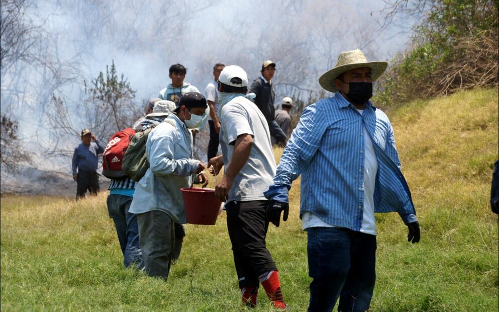 Pobladores intentan apagar un incendio forestal con cubetas de agua en Santo Domingo Tomaltepec, Oaxaca, el sábado 12 de abril de 2025. Foto: Edwin Hernández/EL UNIVERSAL
