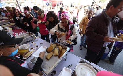Madrugan para alcanzar tamales en el Zócalo por Día de la Candelaria