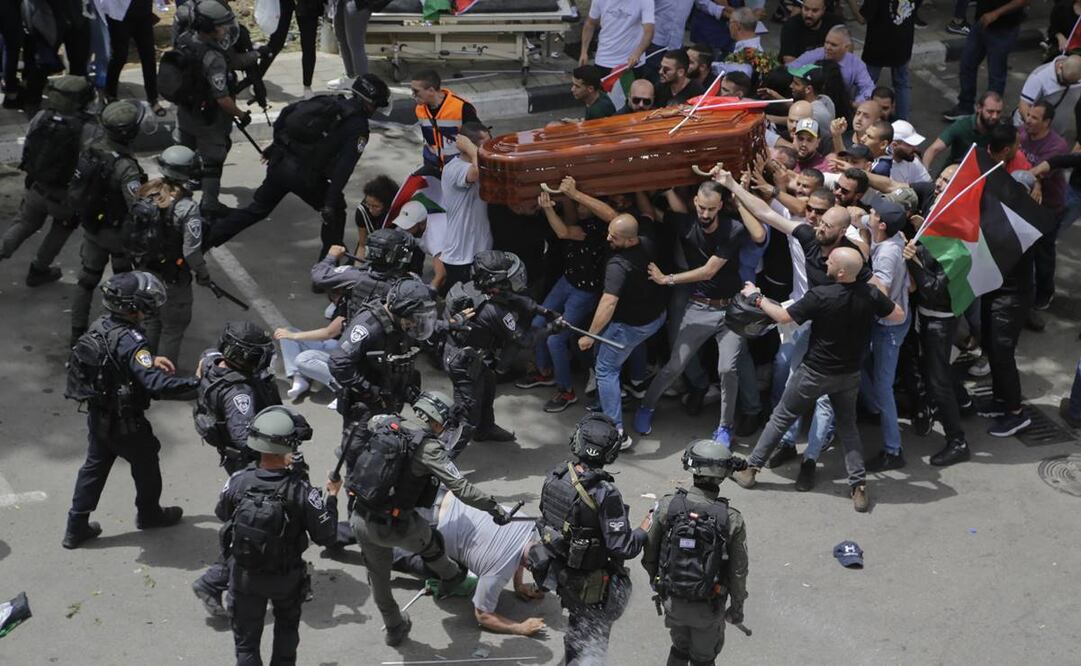 La policía antimotines israelí arremetió ayer contra los portadores del féretro en el funeral de la periodista de Al Jazeera asesinada Shireen Abu Akleh. Foto: Maya Levin/AP