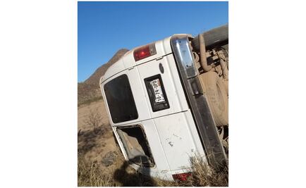 Mueren 2 y 9 resultan heridos por volcadura de una camioneta de jornaleros