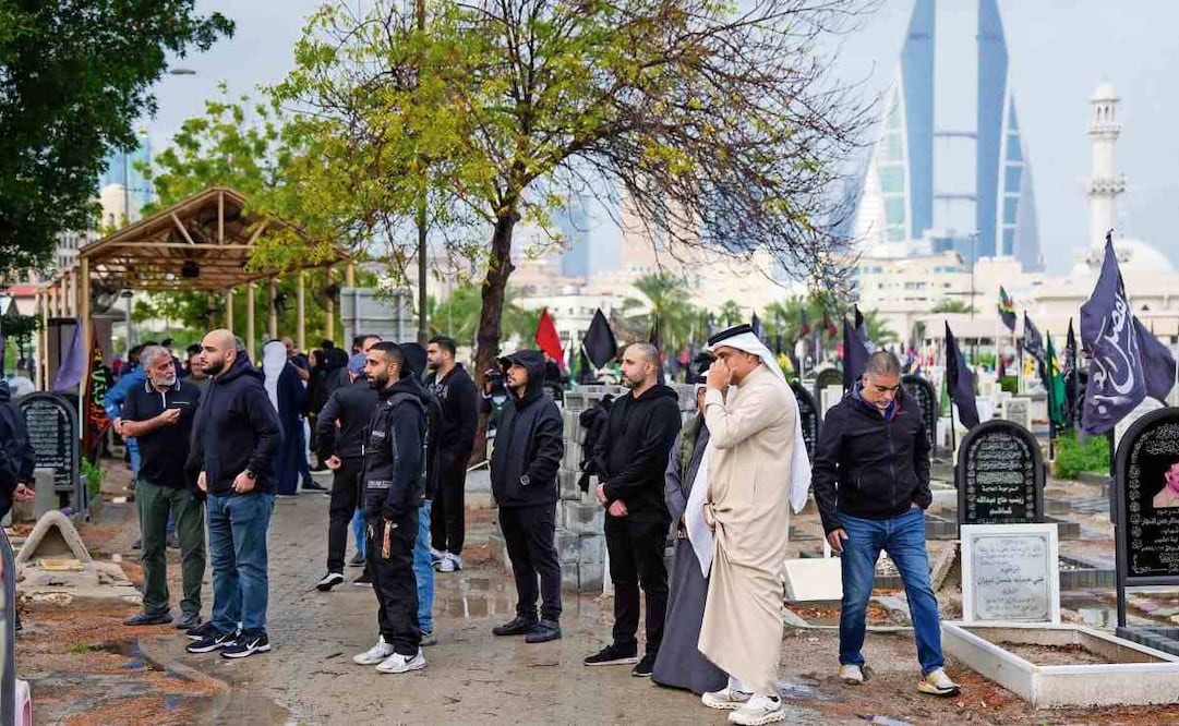 Asistentes al funeral de una persona fallecida durante un ataque con drones contra un rascacielos en Manama, la capital de Bahréin, el martes pasado. Foto: AFP