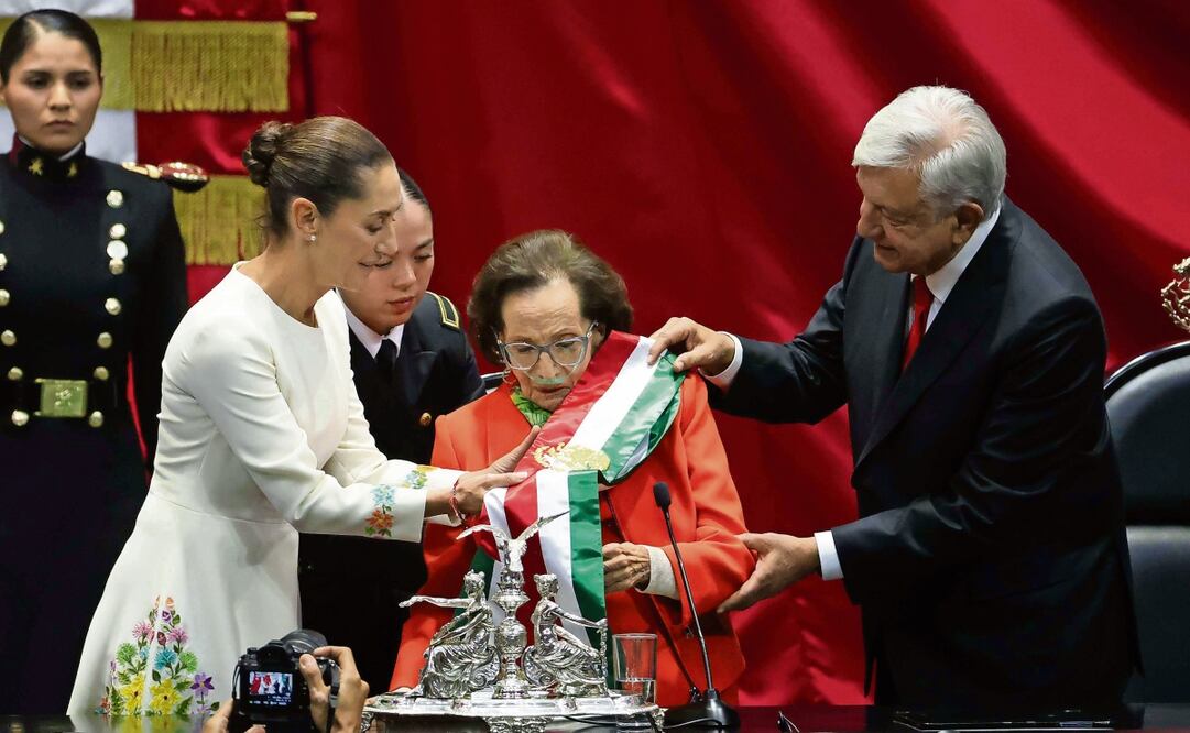 Ifigenia Martínez, presidenta de la Mesa Directiva de la Cámara de Diputados, le entrega la Banda Presidencial a Claudia Sheinbaum. Foto: Diego Simón Sánchez / EL UNIVERSAL