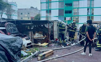 Incendio consume tres vehículos en la colonia Morelos; dos personas resultan lesionadas