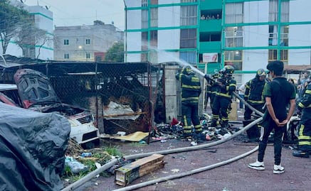 Incendio consume tres vehículos en la colonia Morelos; dos personas resultan lesionadas