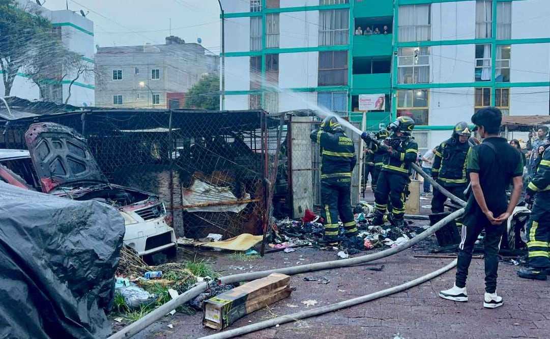 Incendio en la colonia Morelos deja dos heridos con quemaduras leves; hay tres vehículos dañados.
Foto: Valente Rosas / EL UNIVERSAL