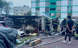 Incendio consume tres vehículos en la colonia Morelos; dos personas resultan lesionadas