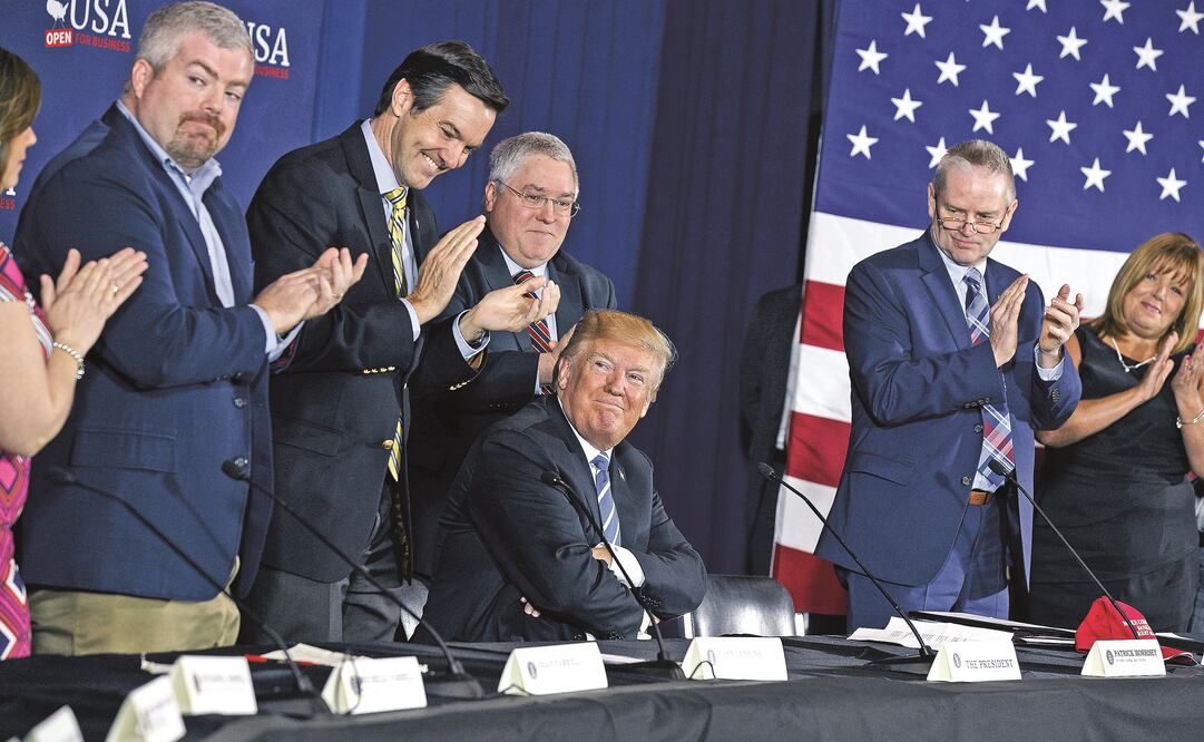 El presidente Donald Trump es aplaudido, durante una mesa redonda sobre política fiscal en Virginia Occidental (EVAN VUCCI. AP)