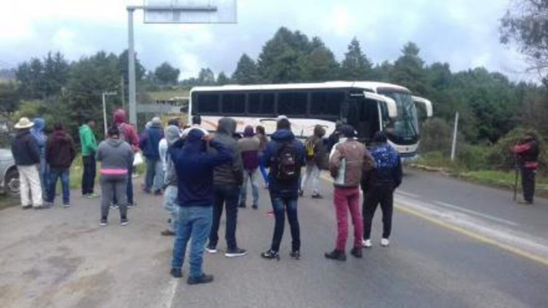 Indígenas toman carreteras de Michoacán por el 12 de octubre