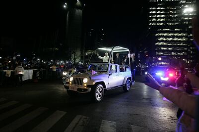 Asisten 300 mil a primer recorrido del Papa en CDMX