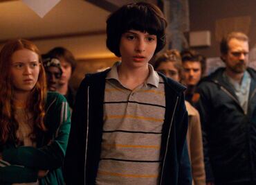 Actor de "Stranger Things" oficia boda de fans vestido de su personaje