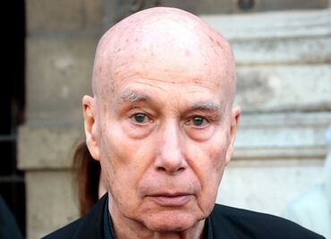 Policía francesa llama a declarar a víctimas de Matzneff, escritor acusado de pederastia