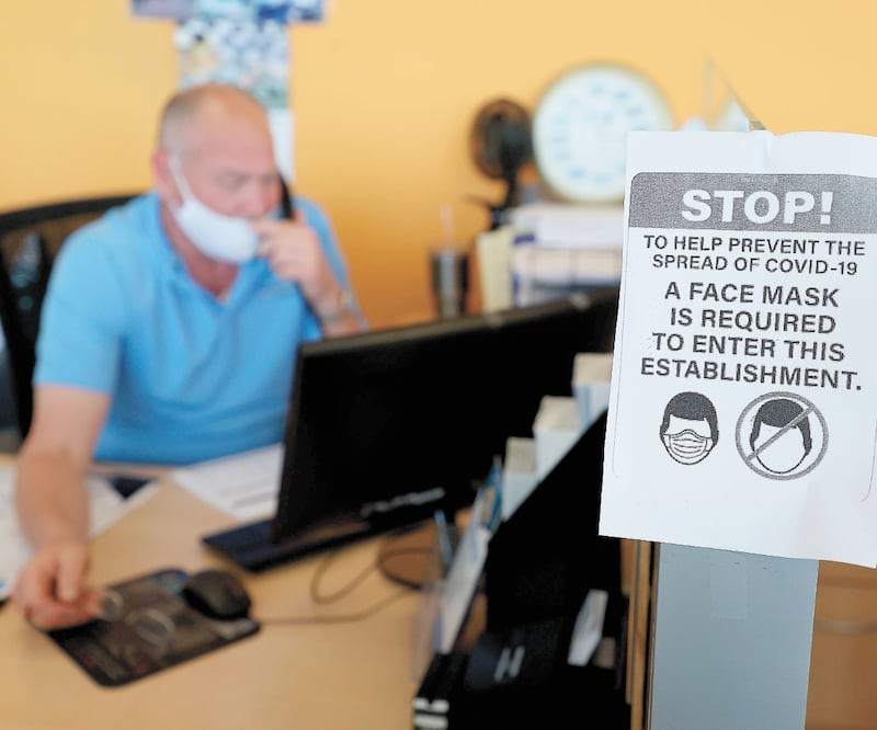 De acuerdo con los economistas de la Reserva Federal de San Francisco, el distanciamiento social limitará la capacidad de muchos negocios para abrir adecuadamente, lo que complicará una rápida contratación laboral. Foto: AL BELLO. AFP