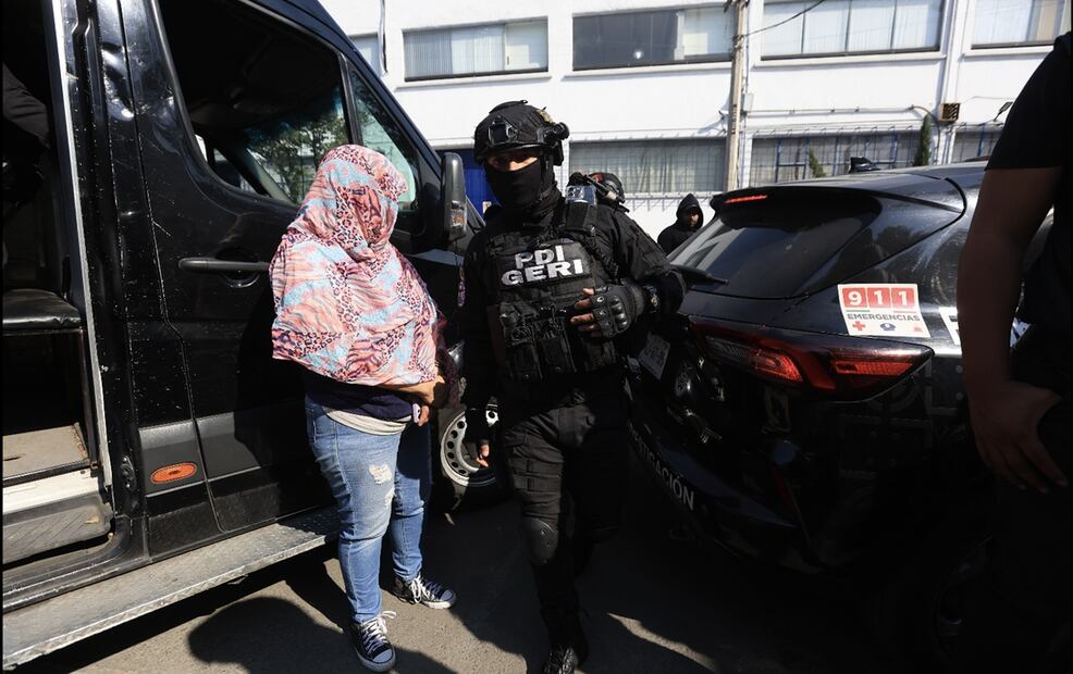 Fueron trasladados 18 personas de la Coordinación Territorial Cuh-1 de la Fiscalía General de Justicia capitalina al Reclusorio Norte en la Ciudad de México se les imputa robo, lesiones y tentativa de Homicidio, el 18 de noviembre de 2025. Al lugar llegaron familiares y activistas para tratar de impedir el traslado. Foto: Francisco Rodríguez/EL UNIVERSAL