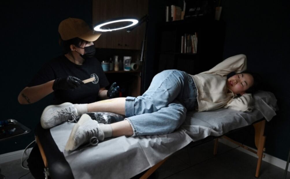 Tatuadora china graba con tinta las historias de sus clientas y se convierte en un símbolo de empoderamiento