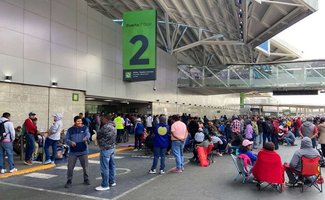 Trabajadores del CNTE bloquean liberan terminales aéreas del AICM (20/03/2025). Foto: Juan Carlos Williams / EL UNIVERSAL
