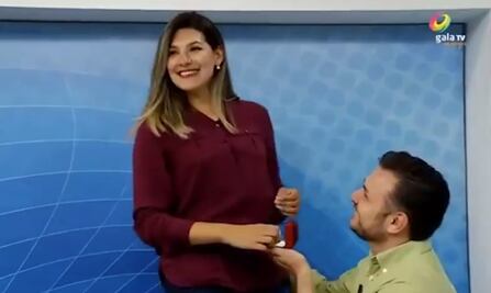 Candidato propone matrimonio a conductora en plena entrevista