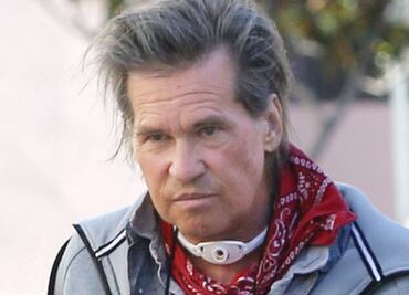 Val Kilmer pasea con dispositivo en el cuello