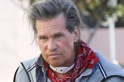 Val Kilmer pasea con dispositivo en el cuello