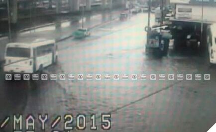 Lluvia tira 10 árboles y un espectacular en el DF