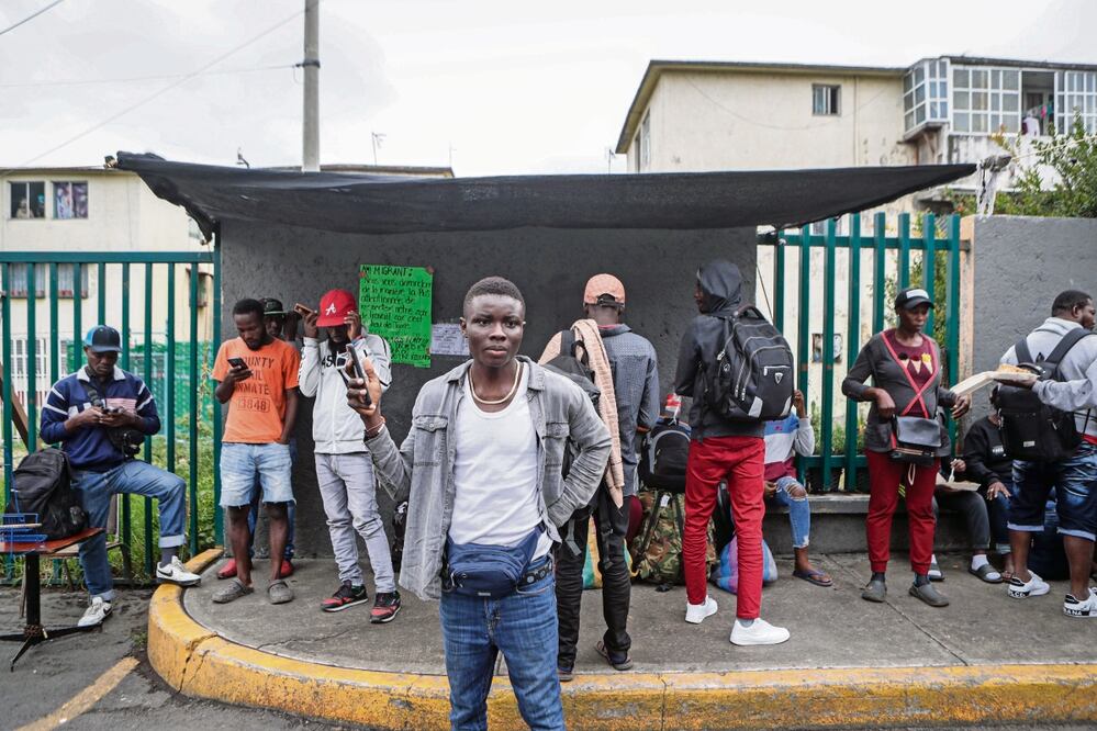 Los haitianos buscan su inserción social trabajando como albañiles, vendedores o ayudantes, muchas veces con sueldos muy bajos. Foto: Gabriel Pano | El Universal