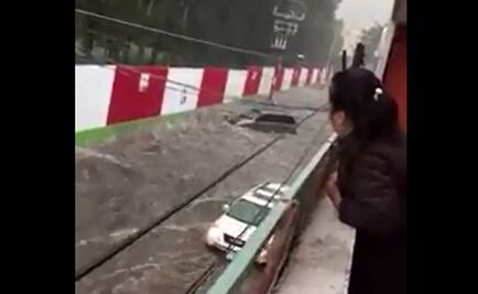 Video muestra a dos autos ser arrastrados tras tormenta en Edomex