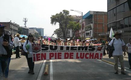 Marchan empleados del IEMS por Río de la Loza