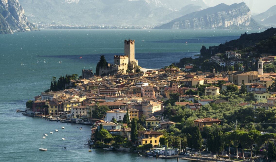 1. Lago de Garda. Es un lago glaciar al pie de los Alpes. Baña las orillas de pueblos antiguos en los que abundan los castillos, monasterios y casas históricas. (Foto: Istock)