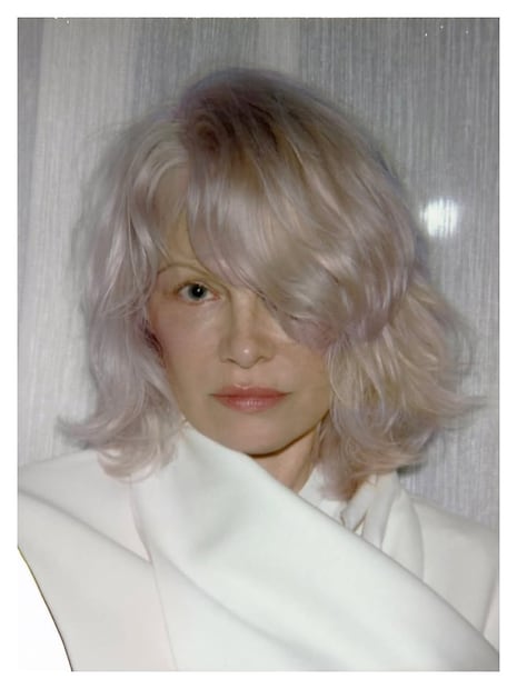 Pamela Anderson con corte de cabello shag mediano. Foto: Instagram @johnnollet