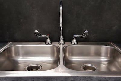 ¿Cómo mantener limpias las tuberías de las coladeras en casa? Conoce el truco eficaz