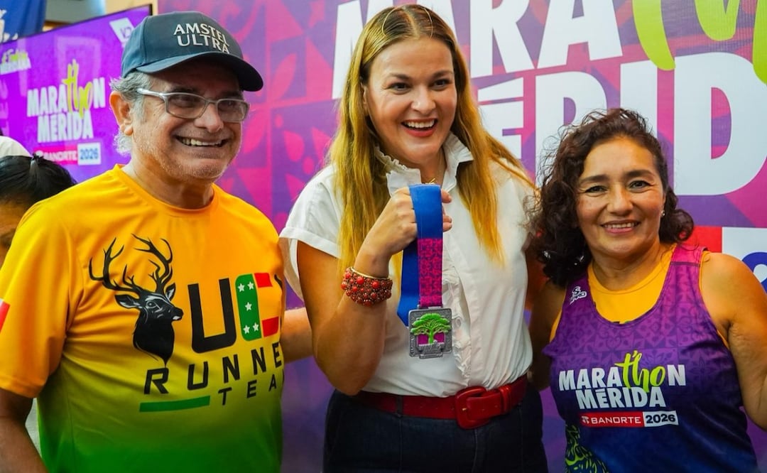 La presidenta municipal de Mérida, Cecilia Patrón presentó la playera, la medalla y la ruta del Marat’hon Mérida Banorte 2026. Foto: Especial