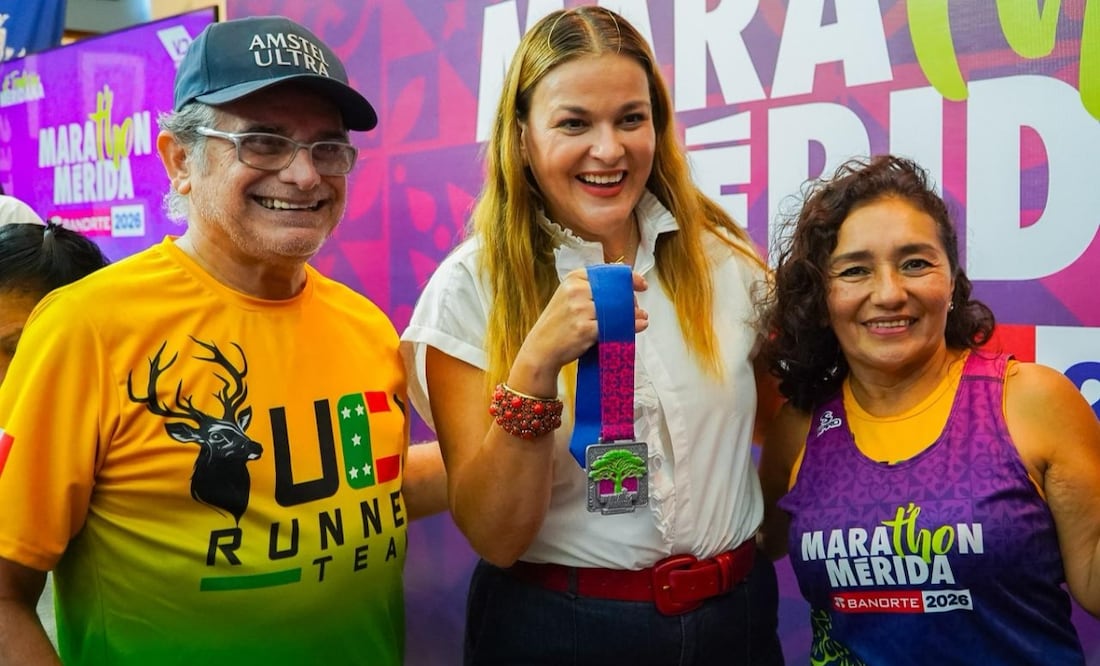 La presidenta municipal de Mérida, Cecilia Patrón presentó la playera, la medalla y la ruta del Marat’hon Mérida Banorte 2026. Foto: Especial