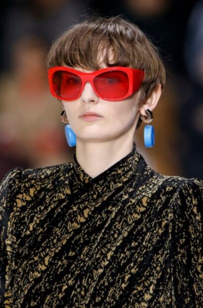 Aretes en forma de tapa rosca, el accesorio más feo de la moda