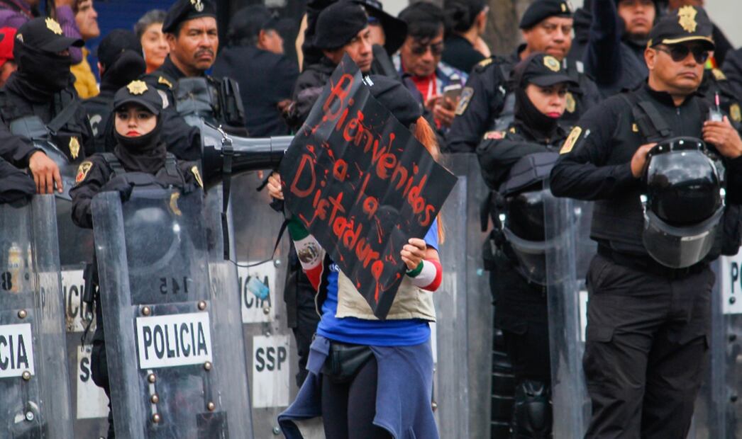 Trabajadores del Poder Judicial se manifiestan cerca de la Cámara de Diputados. Foto: Luis Camacho/EL UNIVERSAL