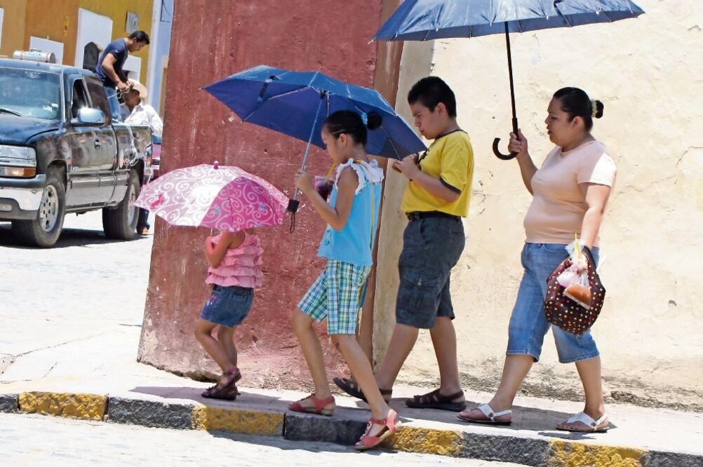 Debido a las altas temperaturas, autoridades piden a la población utilizar ropa de algodón de colores claros y con manga larga (ARCHIVO EL UNIVERSAL)