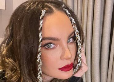 Belinda derrocha estilo con minivestido y botas slouchy