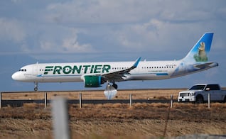 Revelan el momento en que avión atropella y mata a una persona; estaba despegando, en Denver