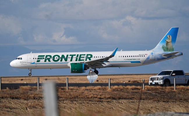 Revelan el momento en que avión atropella y mata a una persona; estaba despegando, en Denver