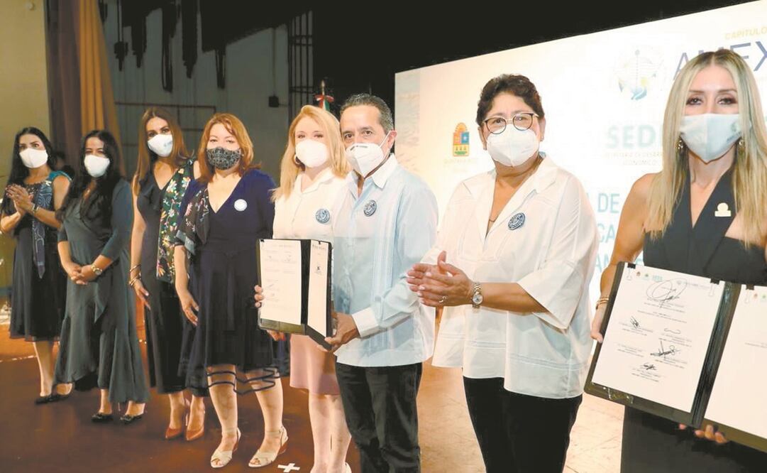 A la firma asistieron el gobernador Carlos Joaquín González y representantes de la Amexme Capítulo Tulum y Riviera Maya. Foto: Especial.