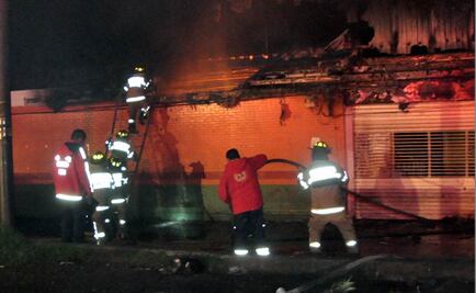 Fuego afectó 19 locales del mercado Juárez en Toluca