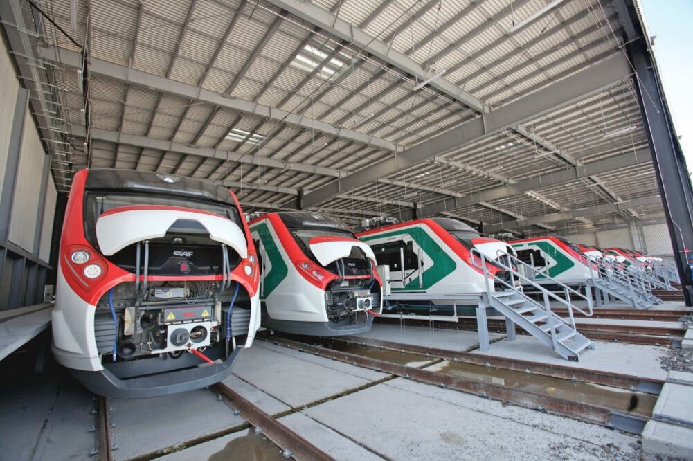 La sala de control estará operando con 85 a 100 personas, quienes observarán —en tiempo real y de manera remota— el tren, es decir, todo el personal operativo estará concentrado en este edificio, localizado dentro de los talleres y cocheras. (JORGE ALVAR)