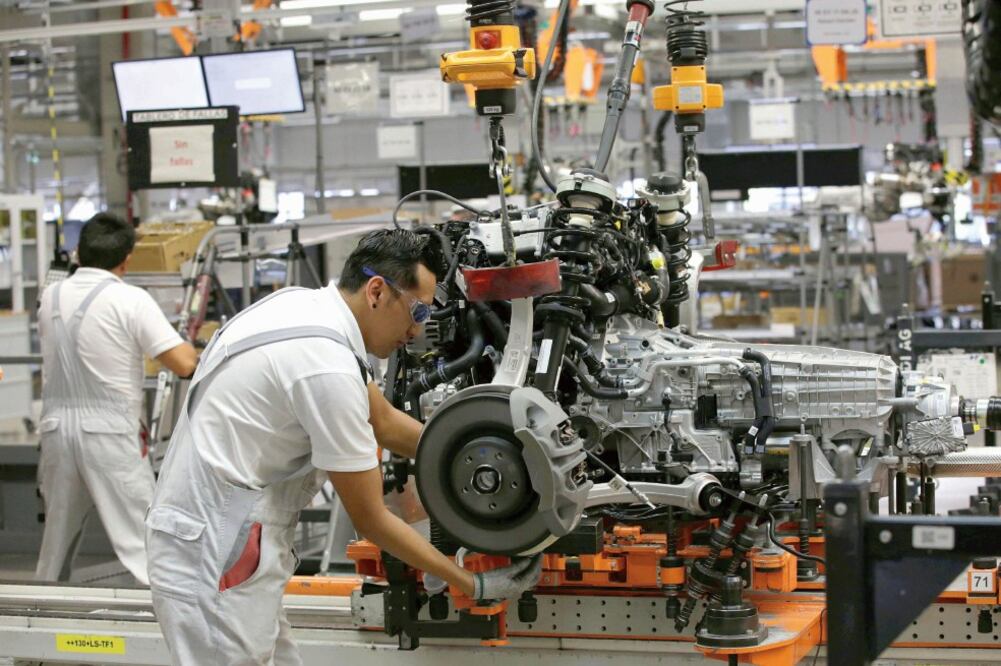 Empleados de Audi en su planta de San José Chilapa. Industriales del sector piden 10 años de plazo para implementar las reglas de origen que pide EU. (HENRY ROMERO. REUTERS)