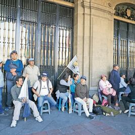 Campesinos bloquean paso a oficinas del Gobierno