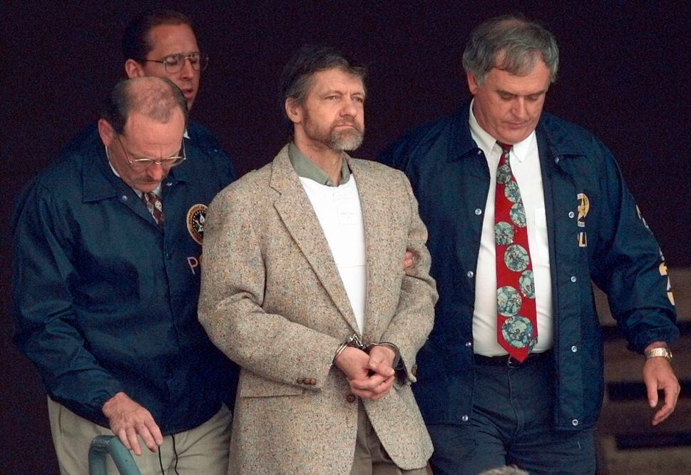Theodore Kaczynski mira a su alrededor mientras los alguaciles estadounidenses se preparan para bajarlo por las escaleras del juzgado federal hasta un vehículo que lo espera el 21 de junio de 1996, en Helena, Montana. Foto: AP