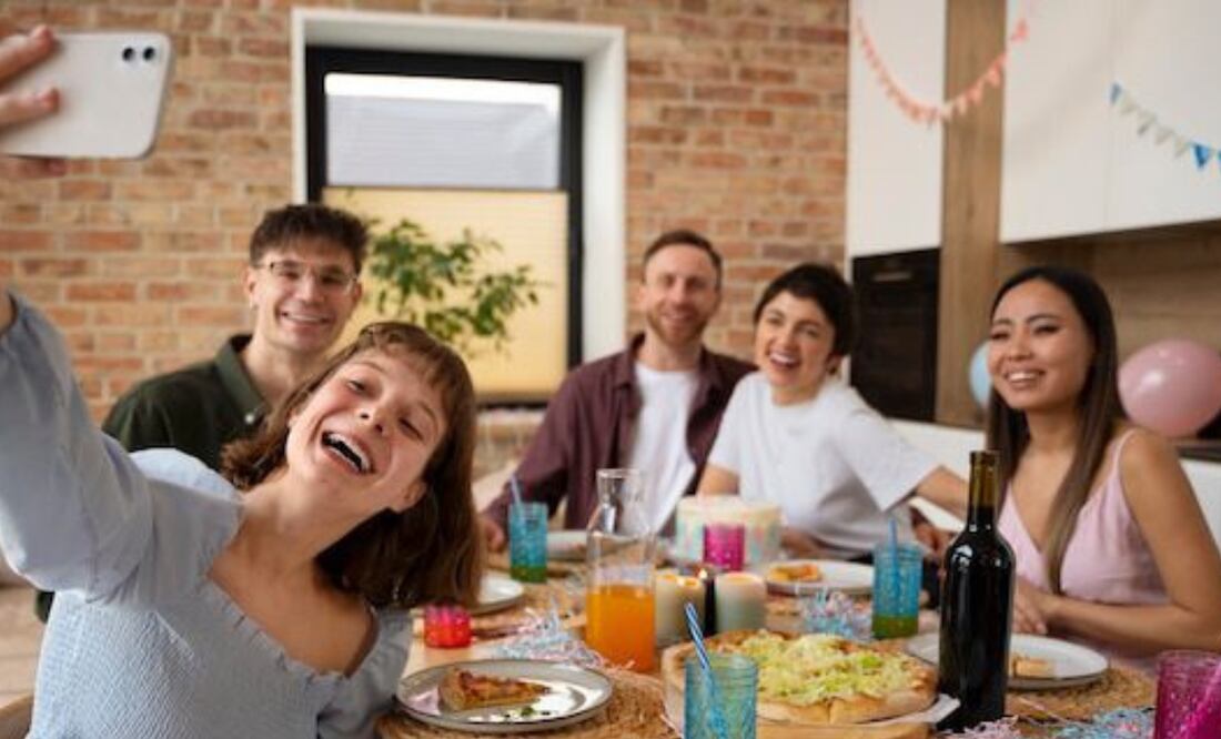 Transforma tu reunión en un evento inolvidable. Fuente: Freepik.