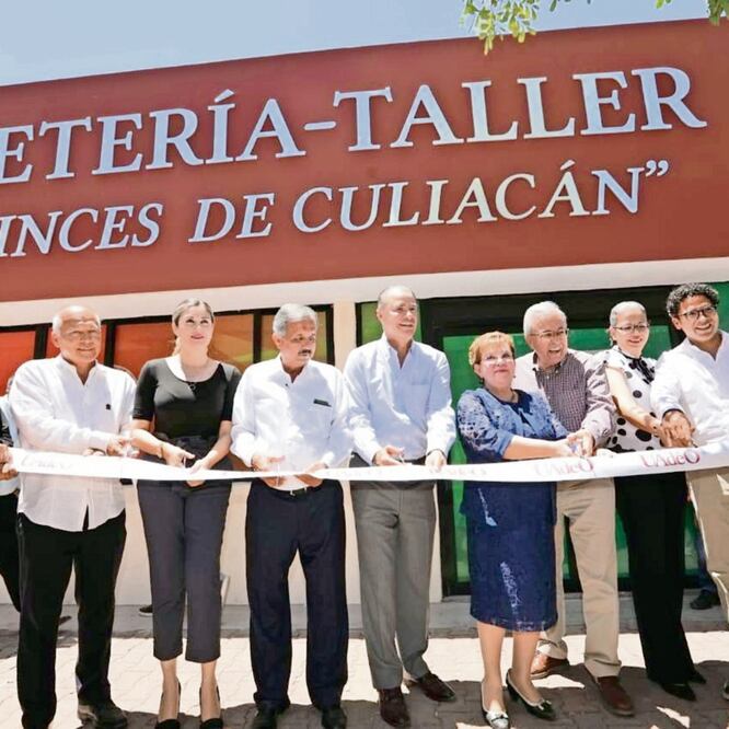 El gobernador Qurino Ordaz Coppel (quinto de izq. a der.) puso a servicio de la comunidad universitaria tres espacios: el Centro Lince de Atención Estudiantil, el Laboratorio de Biomedicina y la cafetería-taller. ESPECIAL