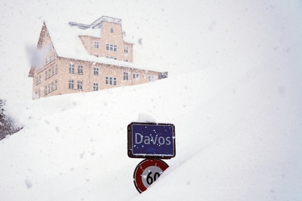 Frena manifestaciones. Las nevadas en Davos impidieron que agrupaciones de izquierda protestaran contra la realización del Foro Económico Mundial (DAVID KEYTON. AP)