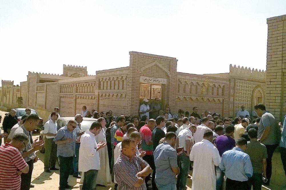 Decenas de personas se congregaron en el Cementerio del Seis de Octubre, a las afueras de El Cairo, para el entierro del guía turístico Nabil al Tamawi, fallecido en el ataque junto a los ciudadanos mexicanos (MOHAMED SIALI. EFE)