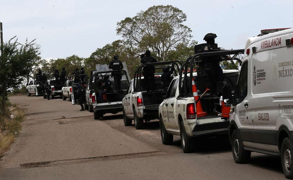 Habitantes caminan por las calles de Chilapa, Guerrero, ante la presencia de elementos del Ejército y de la Guardia Nacional, en medio de la inseguridad y violencia derivada de la disputa de Los Ardillos y Los Tlacos. Foto: José Luis de la Cruz / EFE