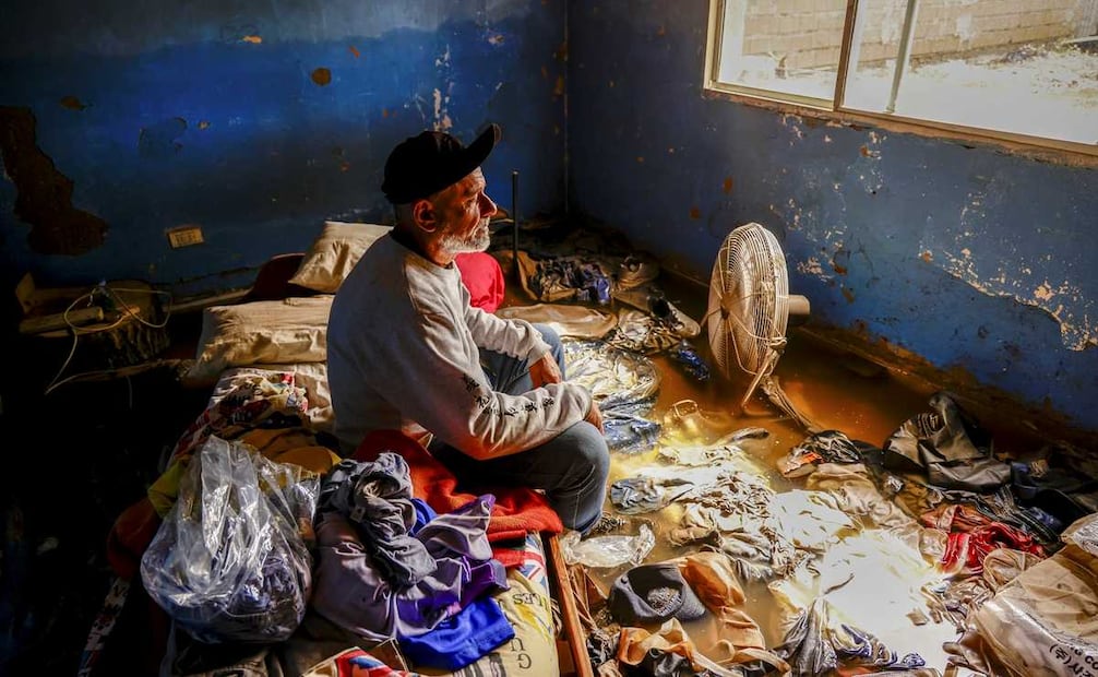 Inundación sin precedentes
En Ingeniero White, el barrio fabril frente al puerto de Bahía Blanca, Gabriel Loffredo perdió todo. En su habitación mira toda su ropa flotando, desconsolado. Los restos de humedad, el barro y los muebles destrozados muestran el 1,40 m aproximado al que habría llegado, en algunas casas, el agua. La imagen sintetiza el impacto de una de las inundaciones más graves del año. Un retrato directo del drama humano y de las consecuencias cada vez más visibles del cambio climático. Foto: Santiago Filipuzzi / La Nación, Argentina