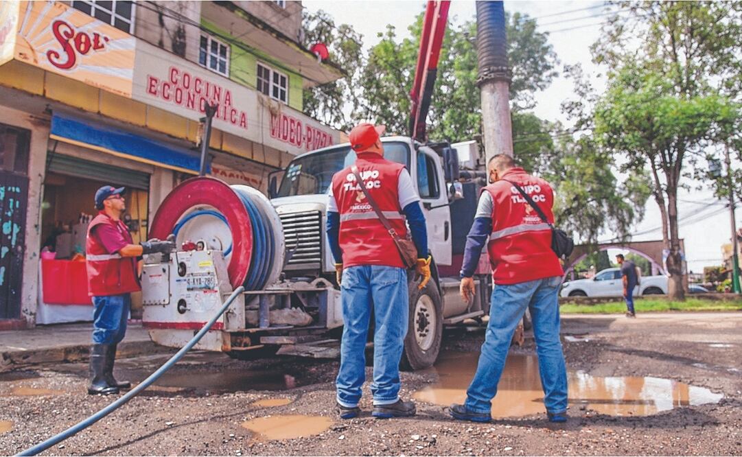 Trabajadores bombearon el agua que dejó la lluvia del pasado jueves en Cuautitlán. Foto Especial